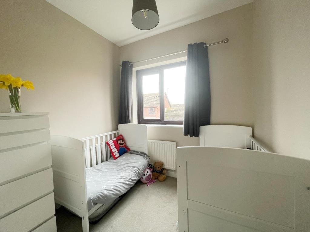 Lot: 4 - THREE-BEDROOM SEMI-DETACHED HOUSE FOR INVESTMENT - Bedroom three